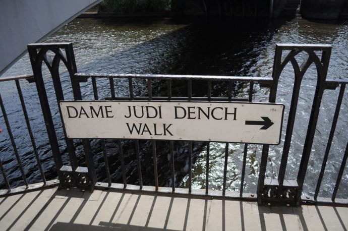 V roce 1988 do šlechtického stavu povýšená Judi Dench rozhodně nikdy nepatřila mezi křehké krásky.