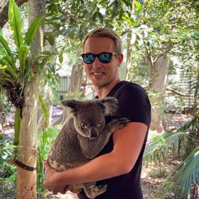 Jirka Král rád a často cestuje, kromě toho natáčí video ohledně počítačových her