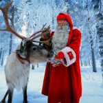 Ve Finsku chodí pán podobný Santa Clausovi