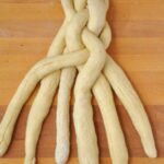 Vyzkoušejte si zaplést vánočku, není to nic lehkého.