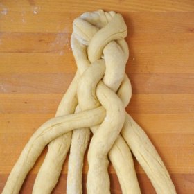 Vyzkoušejte si zaplést vánočku, není to nic lehkého.