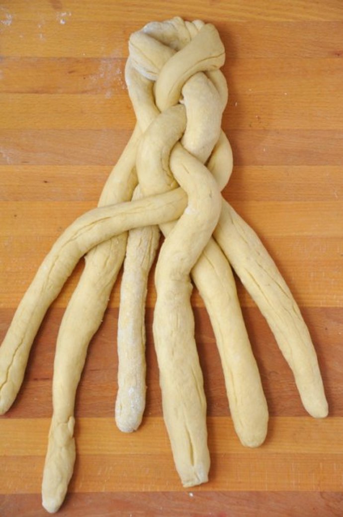 Vyzkoušejte si zaplést vánočku, není to nic lehkého.