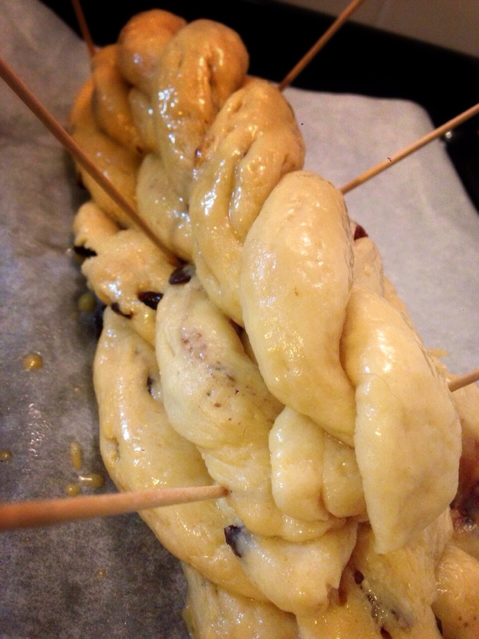 Kvůli stabilitě vánočku propíchejte.