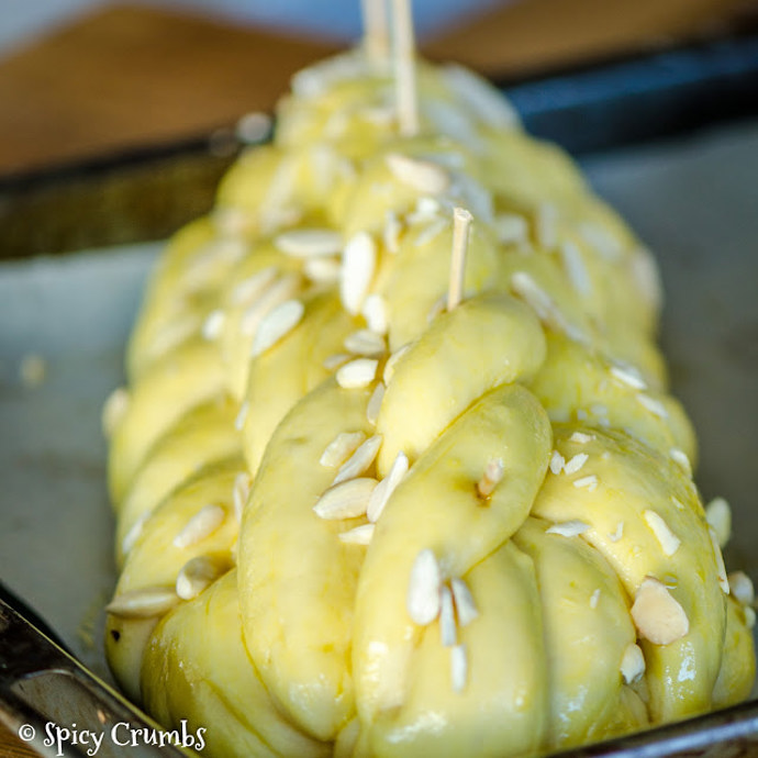 Vánočku před pečením potřete vajíčkem a posypejte mandlemi.