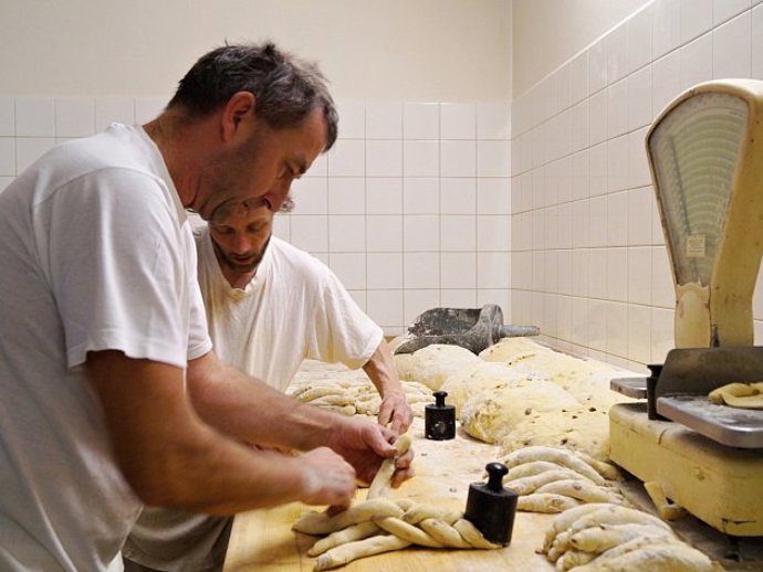 Profesionálové pletou vánočky jak na běžícím pásu, pro amatéra to však není nic jednoduchého.