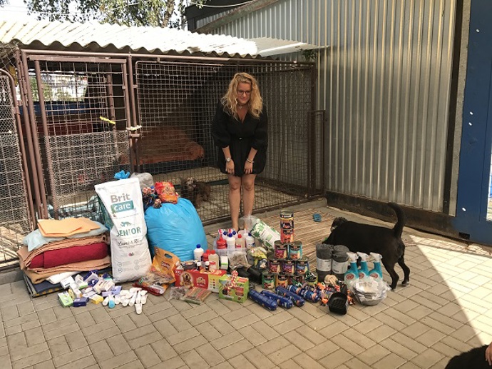 Díky jejím sbírkám se mají lépe psi, matky i opuštěné děti