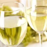 Bílé víno a sekt patří mezi nejčastější alkohol, který o Vánocích pijeme