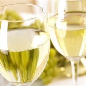 Bílé víno a sekt patří mezi nejčastější alkohol, který o Vánocích pijeme