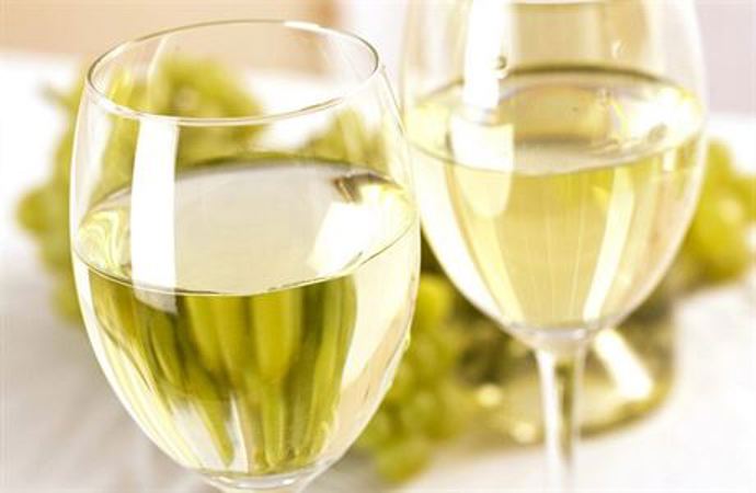 Bílé víno a sekt patří mezi nejčastější alkohol, který o Vánocích pijeme