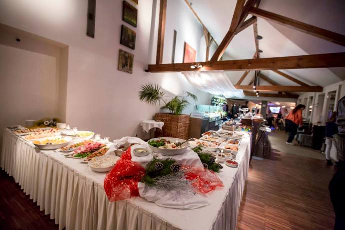 Nachází se v bezprostřední blízkosti Karlova mostu.