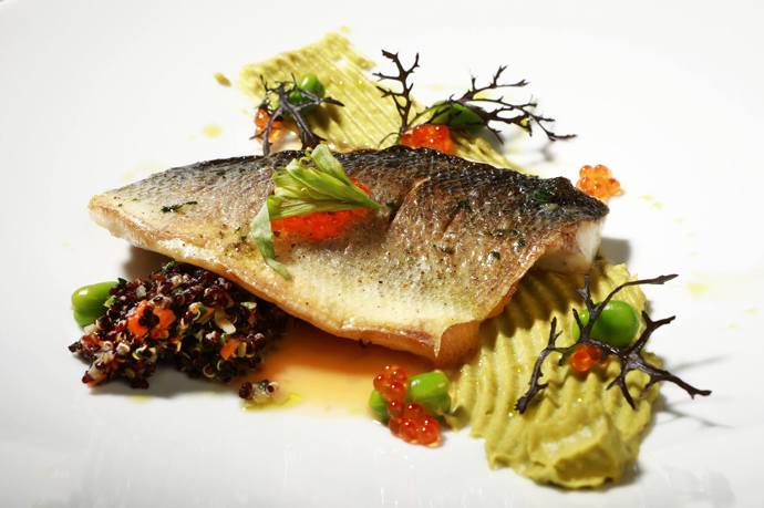 Filátko z mořského vlka s rizotem z quinoy, fava fazolemi, estragonem, kaviárem a vinnou omáčkou (restaurace Ada hotelu Hoffmeister).
