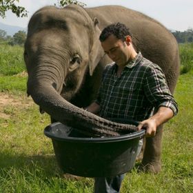 Sloni indičtí žijí se svými ošetřovateli v útulku v severním Thajsku.