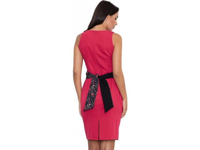 Černá stuha červené pouzdrovky doslova rozzáří