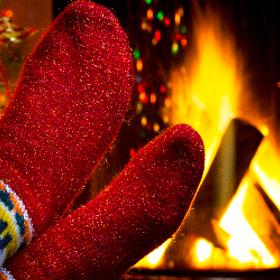 Nohy nahoru a relax u plápolajícího ohně, skvěle strávený předvánoční čas