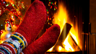 Nohy nahoru a relax u plápolajícího ohně, skvěle strávený předvánoční čas