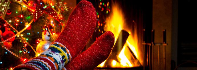 Nohy nahoru a relax u plápolajícího ohně, skvěle strávený předvánoční čas