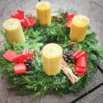 Krásný adventní věnec můžete ozvláštnit voňavými svíčkami