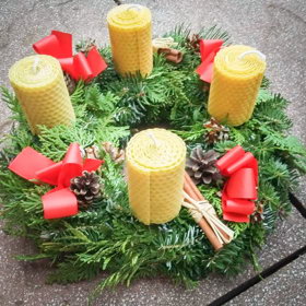 Krásný adventní věnec můžete ozvláštnit voňavými svíčkami