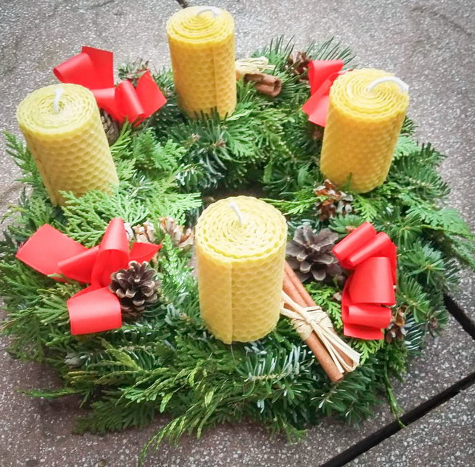 Krásný adventní věnec můžete ozvláštnit voňavými svíčkami