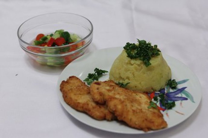 Pokud nemáte čas porcovat kapra a dělat se se salátem, klidně si dejte třeba řízek se šťouchanými brambory