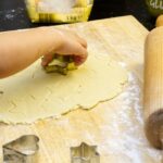 Za rok nebo dva už bude vaše ratolest skvělým pomocníkem při pečení