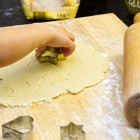 Za rok nebo dva už bude vaše ratolest skvělým pomocníkem při pečení