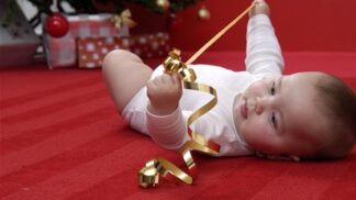 První rok bude vaše miminko zajímat spíš barevný balící papír a stužky od dárků