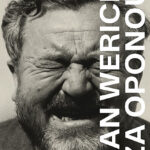 Kniha Jan Werich za oponou přináší na tři stovky unikátních fotografií z rodinného archivu.