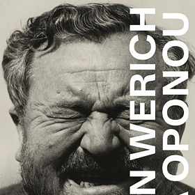 Kniha Jan Werich za oponou přináší na tři stovky unikátních fotografií z rodinného archivu.