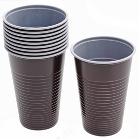 Plastovým kelímkům se raději vyhněte.