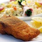 Smažený kapr s bramborovým salátem je velmi těžké jídlo.