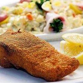 Smažený kapr s bramborovým salátem je velmi těžké jídlo.