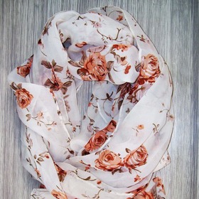 Slušivý šátek z viskózy.