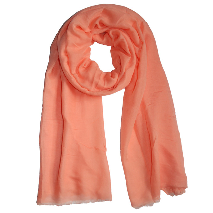 Slušivý šátek z modalu.