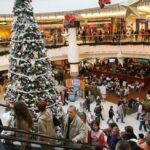 Vánoční koledy zní o adventu po všech nákupních centrech.