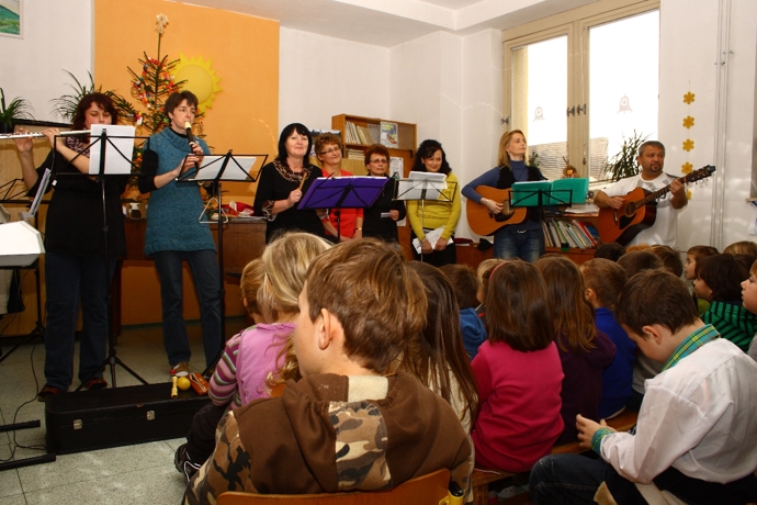 Děti Vánoce a koledy milují.