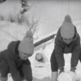 Děti se zabavily venku na sněhu.