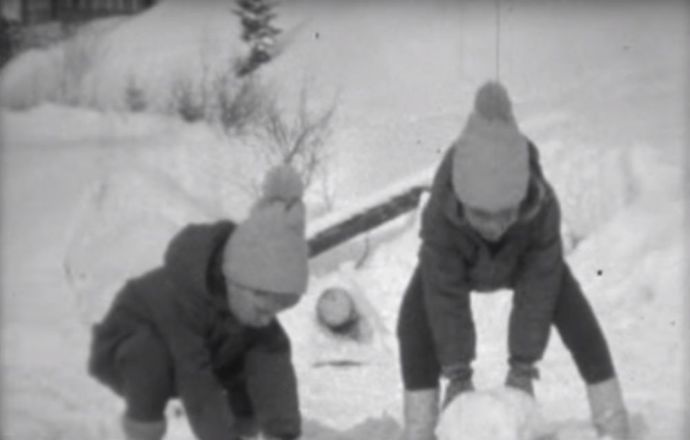 Děti se zabavily venku na sněhu.