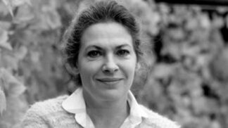 Milena Dvorská vystudovala pražskou DAMU.