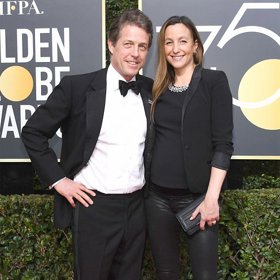 Herec Hugh Grant (57) se rozhodl před šedesátkou skoncovat se staromládeneckým životem a svou přítelkyni Annu Eberstain (39), s níž má tři děti, si vzal za manželku.