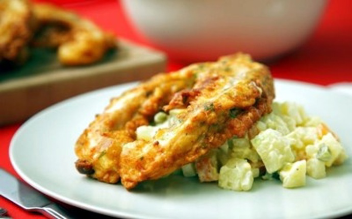 Kapr s bramborovým salátem k Vánocům neodmyslitelně patří, ale jedná se o těžké smažené jídlo.