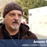 Antonín Mrázek dává rady návštěvníkům, co zvířátkům mohou přinést dobrého na zub.