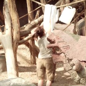 Orangutanům udělá radost kus starého prostěradla.