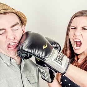 Partneři občas nejdou pro ránu daleko.