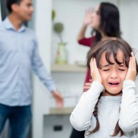 Nikdy se nehádejte před dětmi.