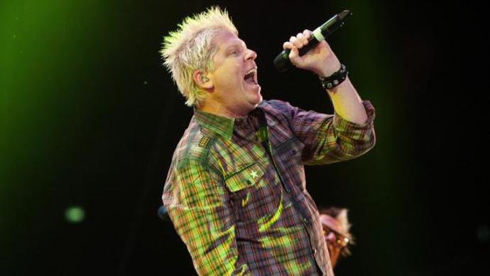 Frontman skupiny Dexter.