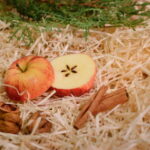 Rozkrajování jablíček patří ke starým vánočním zvykům