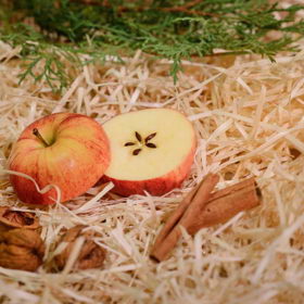 Rozkrajování jablíček patří ke starým vánočním zvykům