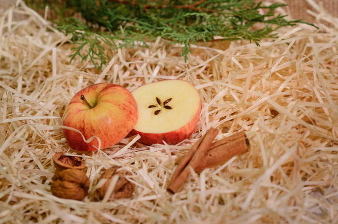 Rozkrajování jablíček patří ke starým vánočním zvykům