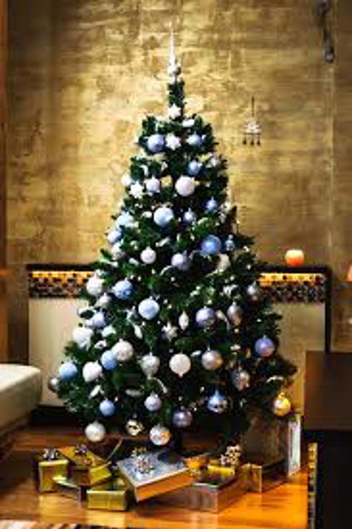 Vánoční stromeček by měli zdobit rodiče společně s dětmi